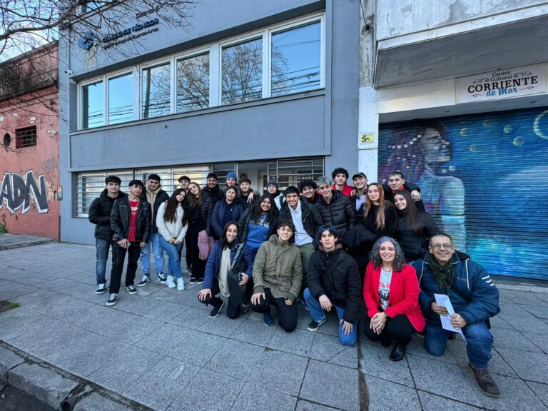 Visita de estudiantes a la sede central