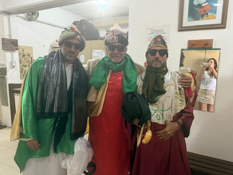 Entrega de cajas navideñas a la ONG Palestra