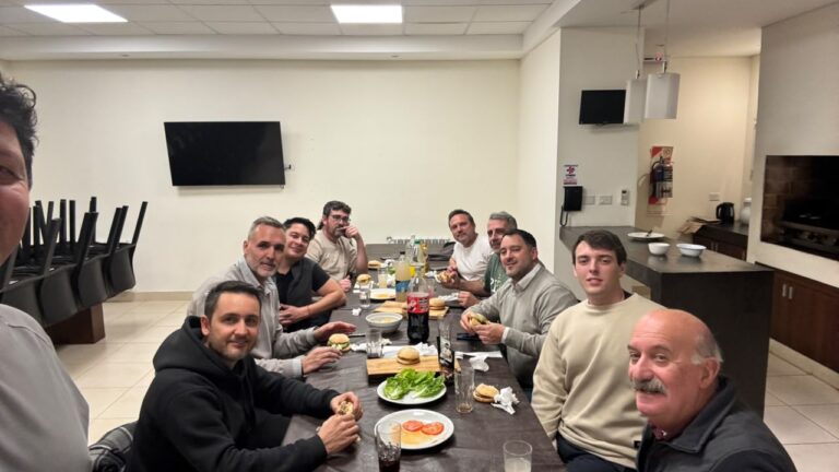 Encuentro entre matriculados tras la reunión del Área de Construcciones